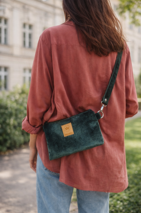 Welurowa saszetka crossbody na telefon w eleganckim, zielonym kolorze. Miękka faktura, lekka forma i regulowany pasek zapewniają wygodę na co dzień. Stylowy dodatek do miejskich i casualowych stylizacji.