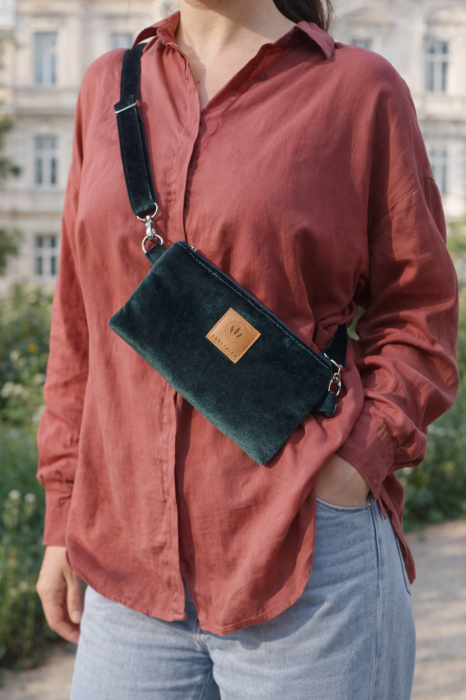 Welurowa saszetka crossbody na telefon w eleganckim, zielonym kolorze. Miękka faktura, lekka forma i regulowany pasek zapewniają wygodę na co dzień. Stylowy dodatek do miejskich i casualowych stylizacji.