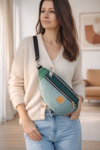 Duża nerka damska w odcieniach zieleni, wykonana z miękkiego weluru i modnego sztruksu. Stylowa saszetka crossbody z regulowanym paskiem, pojemna i wygodna – idealna na co dzień i podróż.