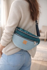 Duża nerka damska w odcieniach zieleni, wykonana z miękkiego weluru i modnego sztruksu. Stylowa saszetka crossbody z regulowanym paskiem, pojemna i wygodna – idealna na co dzień i podróż.