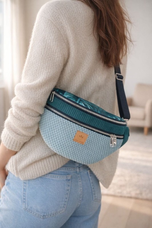 Duża nerka damska w odcieniach zieleni, wykonana z miękkiego weluru i modnego sztruksu. Stylowa saszetka crossbody z regulowanym paskiem, pojemna i wygodna – idealna na co dzień i podróż.