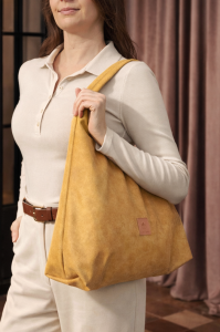 Miodowa torba hobo z nubuku to połączenie elegancji i wygody. Miękka faktura, pojemne wnętrze i modny fason sprawiają, że idealnie pasuje do codziennych i minimalistycznych stylizacji.