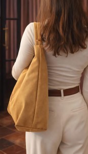 Miodowa torba hobo z nubuku to połączenie elegancji i wygody. Miękka faktura, pojemne wnętrze i modny fason sprawiają, że idealnie pasuje do codziennych i minimalistycznych stylizacji.
