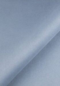 Zamszowa torebka hobo w jasnoniebieskim kolorze, o miękkiej formie i minimalistycznym designie. Elegancka, lekka i pojemna – idealna do stylizacji casual i effortless chic. Doskonała na co dzień.