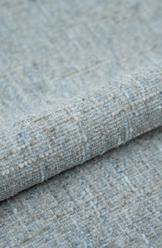 Duża nerka z tweedowej tkaniny w pastelowych kolorach z  regulowanym paskiem. Stylowa, pojemna i wygodna, idealna do miejskich i podróżnych stylizacji casualowych.