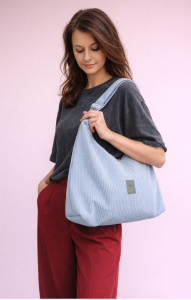 Stylowa torba hobo z miękkiego sztruksu w jasnym błękicie. Pojemny, wygodny fason na ramię, idealny na co dzień. Minimalistyczny design, modna faktura i praktyczny, uniwersalny charakter.