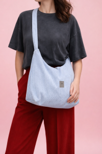Stylowa torba hobo z miękkiego sztruksu w jasnym błękicie. Pojemny, wygodny fason na ramię, idealny na co dzień. Minimalistyczny design, modna faktura i praktyczny, uniwersalny charakter.