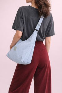 Stylowa torba hobo z miękkiego sztruksu w jasnym błękicie. Pojemny, wygodny fason na ramię, idealny na co dzień. Minimalistyczny design, modna faktura i praktyczny, uniwersalny charakter.