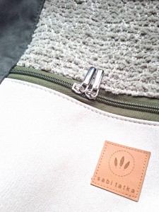 Zamszowa torba shopper w dwutonowej tonacji kremu i szałwi. Elegancka, pojemna i lekka, idealna na co dzień i do pracy. Naturalne materiały, minimalistyczny design, styl premium.