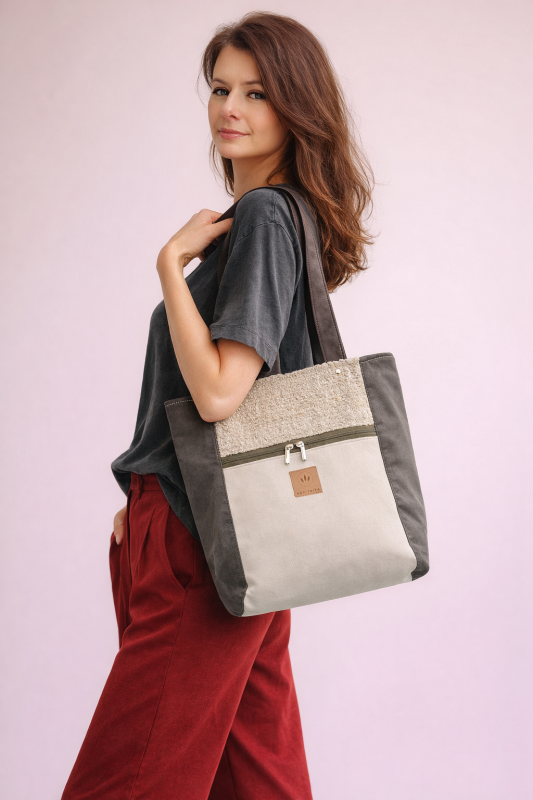 Zamszowa torba shopper w dwutonowej tonacji kremu i szałwi. Elegancka, pojemna i lekka, idealna na co dzień i do pracy. Naturalne materiały, minimalistyczny design, styl premium.