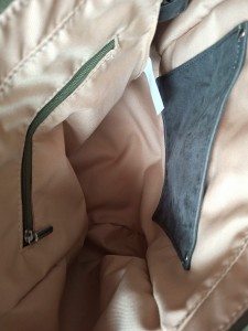 Zamszowa torba shopper w dwutonowej tonacji kremu i szałwi. Elegancka, pojemna i lekka, idealna na co dzień i do pracy. Naturalne materiały, minimalistyczny design, styl premium.