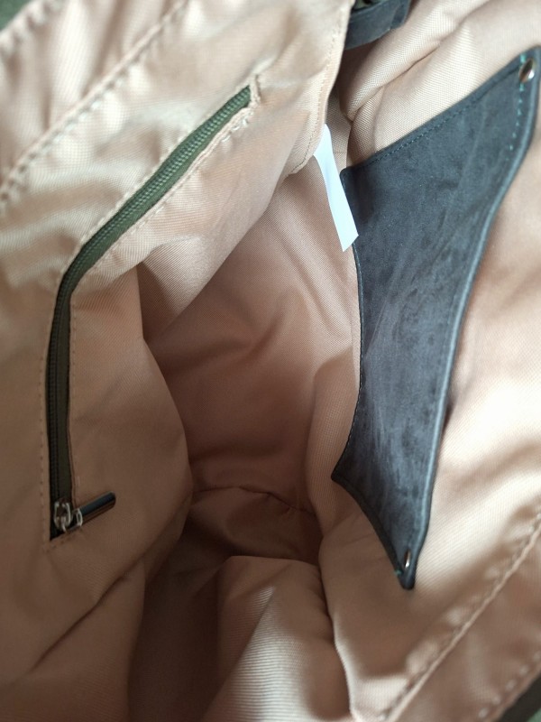 Zamszowa torba shopper w dwutonowej tonacji kremu i szałwi. Elegancka, pojemna i lekka, idealna na co dzień i do pracy. Naturalne materiały, minimalistyczny design, styl premium.