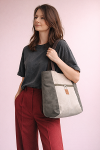 Zamszowa torba shopper w dwutonowej tonacji kremu i szałwi. Elegancka, pojemna i lekka, idealna na co dzień i do pracy. Naturalne materiały, minimalistyczny design, styl premium.