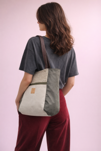 Zamszowa torba shopper w dwutonowej tonacji kremu i szałwi. Elegancka, pojemna i lekka, idealna na co dzień i do pracy. Naturalne materiały, minimalistyczny design, styl premium.