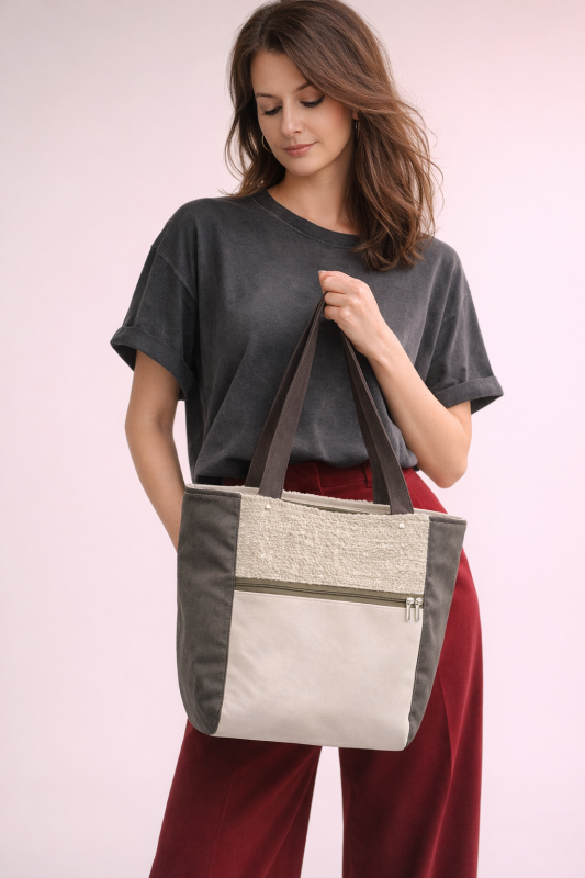 Zamszowa torba shopper w dwutonowej tonacji kremu i szałwi. Elegancka, pojemna i lekka, idealna na co dzień i do pracy. Naturalne materiały, minimalistyczny design, styl premium.