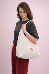 Elegancka zamszowa torba hobo w jasnym odcieniu kremowym to idealny dodatek na co dzień i do stylizacji premium. Miękka faktura, minimalistyczny design i pojemne wnętrze łączą modę z funkcjonalnością.