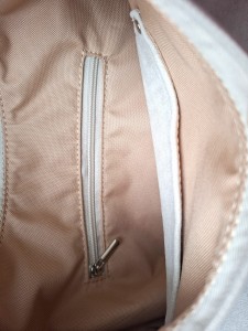 Elegancka zamszowa torba hobo w jasnym odcieniu kremowym to idealny dodatek na co dzień i do stylizacji premium. Miękka faktura, minimalistyczny design i pojemne wnętrze łączą modę z funkcjonalnością.