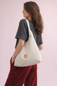 Elegancka zamszowa torba hobo w jasnym odcieniu kremowym to idealny dodatek na co dzień i do stylizacji premium. Miękka faktura, minimalistyczny design i pojemne wnętrze łączą modę z funkcjonalnością.