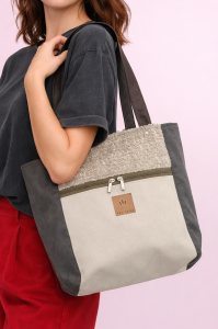 Zamszowa torba shopper w dwutonowej tonacji kremu i szałwi. Elegancka, pojemna i lekka, idealna na co dzień i do pracy. Naturalne materiały, minimalistyczny design, styl premium.