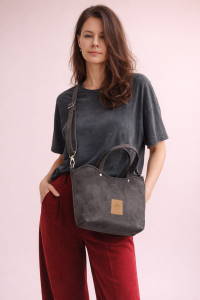Elegancka zamszowa torebka kuferek w szarym kolorze – minimalistyczny design, miękka faktura, wygodne rączki i pasek na ramię. Idealna do stylizacji casual i smart casual, lekka, praktyczna i ponadczasowa.