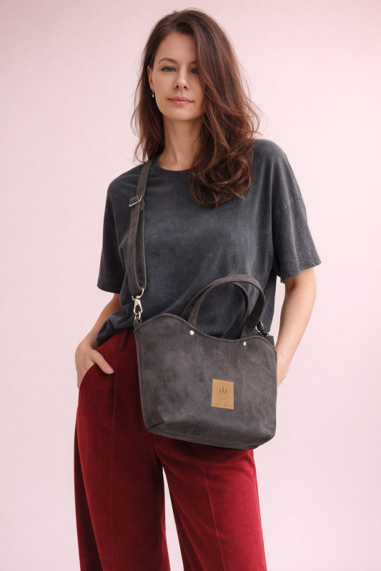 Elegancka zamszowa torebka kuferek w szarym kolorze – minimalistyczny design, miękka faktura, wygodne rączki i pasek na ramię. Idealna do stylizacji casual i smart casual, lekka, praktyczna i ponadczasowa.