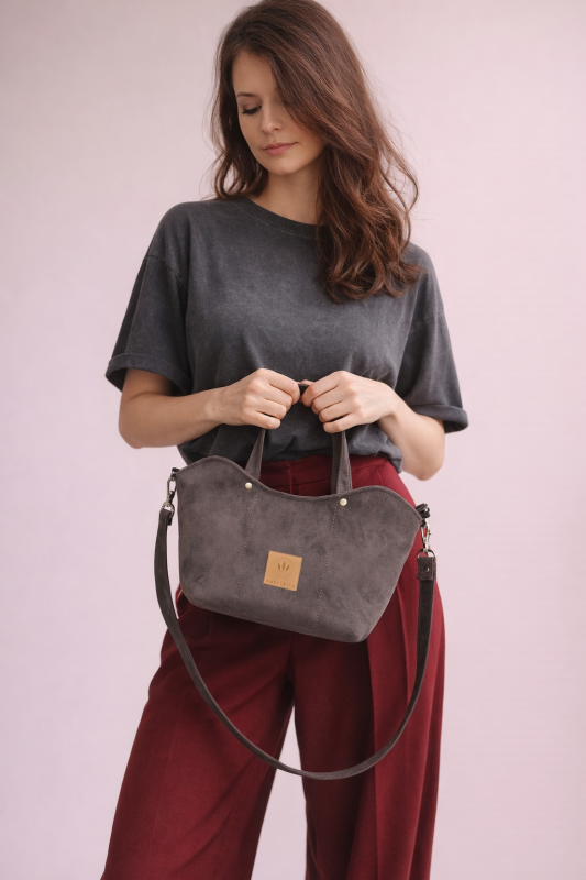 Elegancka zamszowa torebka kuferek w szarym kolorze – minimalistyczny design, miękka faktura, wygodne rączki i pasek na ramię. Idealna do stylizacji casual i smart casual, lekka, praktyczna i ponadczasowa.
