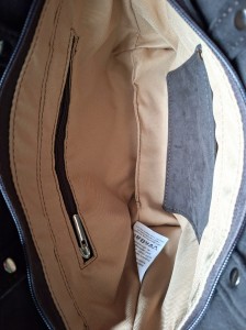 Elegancka zamszowa torebka kuferek w szarym kolorze – minimalistyczny design, miękka faktura, wygodne rączki i pasek na ramię. Idealna do stylizacji casual i smart casual, lekka, praktyczna i ponadczasowa.