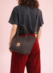 Elegancka zamszowa torebka kuferek w szarym kolorze – minimalistyczny design, miękka faktura, wygodne rączki i pasek na ramię. Idealna do stylizacji casual i smart casual, lekka, praktyczna i ponadczasowa.