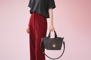Elegancka zamszowa torebka kuferek w szarym kolorze – minimalistyczny design, miękka faktura, wygodne rączki i pasek na ramię. Idealna do stylizacji casual i smart casual, lekka, praktyczna i ponadczasowa.