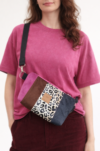 Stylowa torebka nerka w patchworkowym designie – połączenie różnych faktur i wzoru panterki. Regulowany pasek, wygodne zapięcie i modowy charakter sprawiają, że idealnie uzupełnia codzienne i fashion stylizacje.