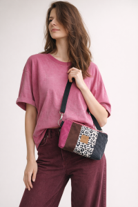 Stylowa torebka nerka w patchworkowym designie – połączenie różnych faktur i wzoru panterki. Regulowany pasek, wygodne zapięcie i modowy charakter sprawiają, że idealnie uzupełnia codzienne i fashion stylizacje.