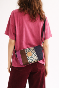 Stylowa torebka nerka w patchworkowym designie – połączenie różnych faktur i wzoru panterki. Regulowany pasek, wygodne zapięcie i modowy charakter sprawiają, że idealnie uzupełnia codzienne i fashion stylizacje.