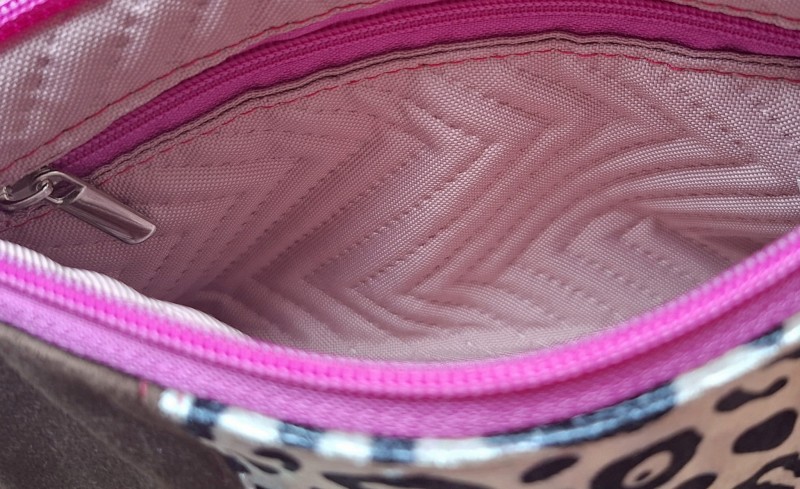 Stylowa torebka nerka w patchworkowym designie – połączenie różnych faktur i wzoru panterki. Regulowany pasek, wygodne zapięcie i modowy charakter sprawiają, że idealnie uzupełnia codzienne i fashion stylizacje.