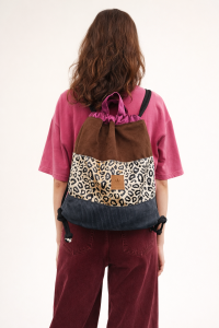 Kolorowy plecak worek z modnym motywem panterki, łączący różne faktury i odcienie. Lekki, pojemny i wygodny – idealny na co dzień, zakupy lub spacer. Stylowy dodatek do miejskich i casualowych stylizacji.