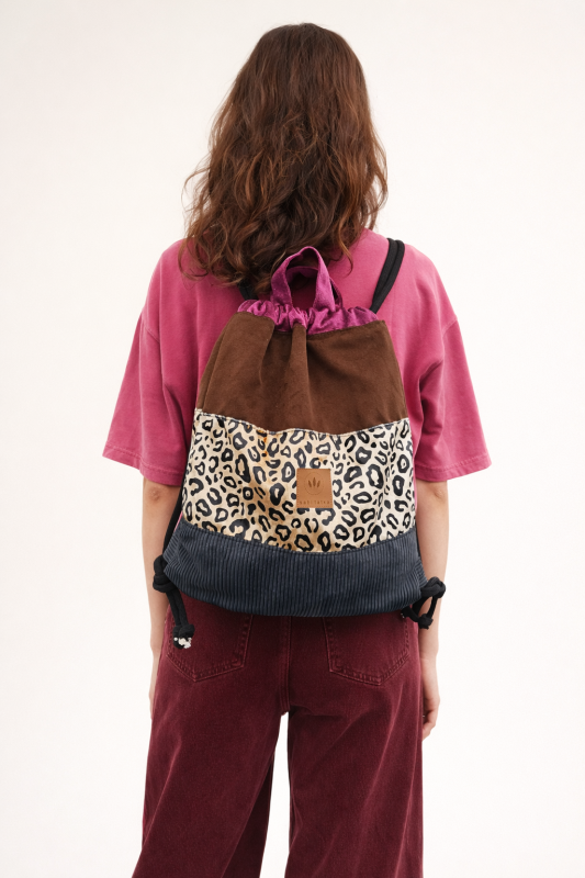 Kolorowy plecak worek z modnym motywem panterki, łączący różne faktury i odcienie. Lekki, pojemny i wygodny – idealny na co dzień, zakupy lub spacer. Stylowy dodatek do miejskich i casualowych stylizacji.