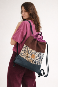 Kolorowy plecak worek z modnym motywem panterki, łączący różne faktury i odcienie. Lekki, pojemny i wygodny – idealny na co dzień, zakupy lub spacer. Stylowy dodatek do miejskich i casualowych stylizacji.