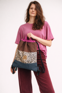 Kolorowy plecak worek z modnym motywem panterki, łączący różne faktury i odcienie. Lekki, pojemny i wygodny – idealny na co dzień, zakupy lub spacer. Stylowy dodatek do miejskich i casualowych stylizacji.