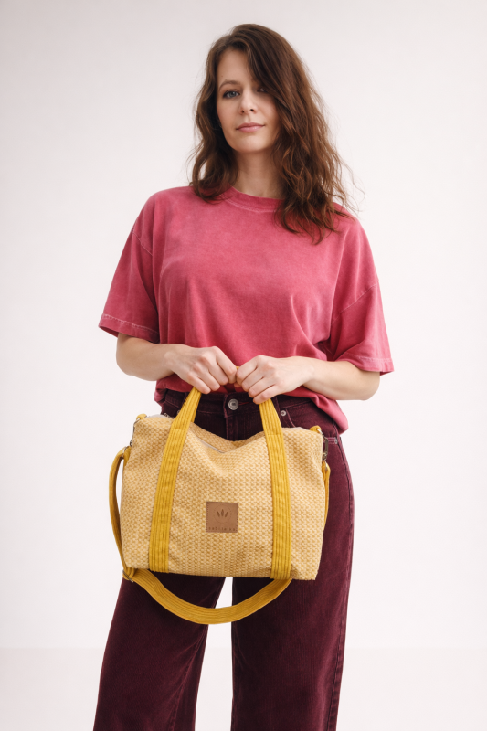 Stylowa welurowa torba damska o modnym fasonie, z wygodnymi uchwytami i regulowanym paskiem. Miękka, pojemna i elegancka — idealna na co dzień i do miejskich stylizacji.