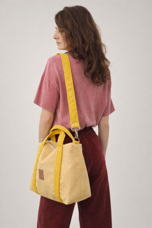 Stylowa welurowa torba damska o modnym fasonie, z wygodnymi uchwytami i regulowanym paskiem. Miękka, pojemna i elegancka — idealna na co dzień i do miejskich stylizacji.