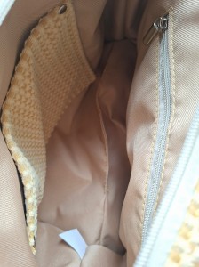 Stylowa welurowa torba damska o modnym fasonie, z wygodnymi uchwytami i regulowanym paskiem. Miękka, pojemna i elegancka — idealna na co dzień i do miejskich stylizacji.