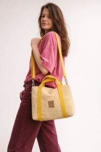 Stylowa welurowa torba damska o modnym fasonie, z wygodnymi uchwytami i regulowanym paskiem. Miękka, pojemna i elegancka — idealna na co dzień i do miejskich stylizacji.