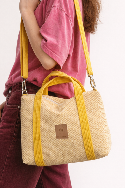 Stylowa welurowa torba damska o modnym fasonie, z wygodnymi uchwytami i regulowanym paskiem. Miękka, pojemna i elegancka — idealna na co dzień i do miejskich stylizacji.