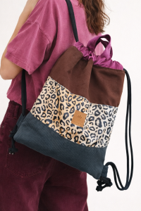 Kolorowy plecak worek z modnym motywem panterki, łączący różne faktury i odcienie. Lekki, pojemny i wygodny – idealny na co dzień, zakupy lub spacer. Stylowy dodatek do miejskich i casualowych stylizacji.