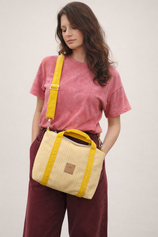 Stylowa welurowa torba damska o modnym fasonie, z wygodnymi uchwytami i regulowanym paskiem. Miękka, pojemna i elegancka — idealna na co dzień i do miejskich stylizacji.