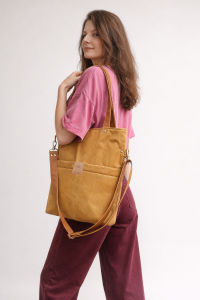 Miodowa torba z nubuku o eleganckiej fakturze i ponadczasowym kroju. Miękka, lekka i stylowa – idealna na co dzień i do pracy. Naturalny kolor pasuje do każdej stylizacji.