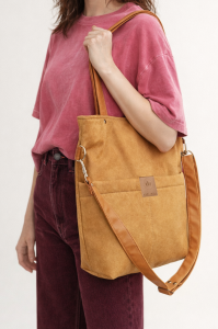 Miodowa torba z nubuku o eleganckiej fakturze i ponadczasowym kroju. Miękka, lekka i stylowa – idealna na co dzień i do pracy. Naturalny kolor pasuje do każdej stylizacji.