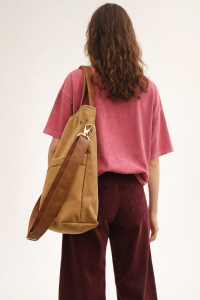 Miodowa torba z nubuku o eleganckiej fakturze i ponadczasowym kroju. Miękka, lekka i stylowa – idealna na co dzień i do pracy. Naturalny kolor pasuje do każdej stylizacji.