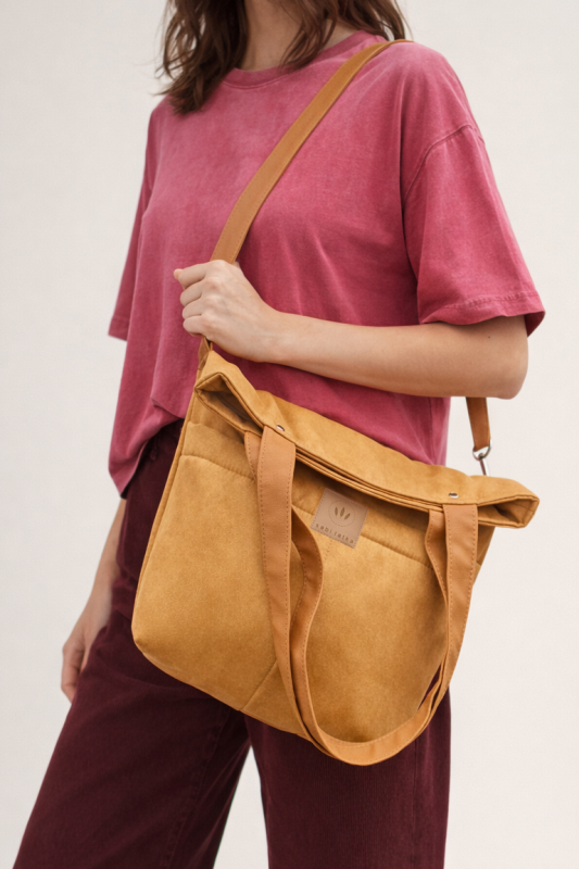 Miodowa torba z nubuku o eleganckiej fakturze i ponadczasowym kroju. Miękka, lekka i stylowa – idealna na co dzień i do pracy. Naturalny kolor pasuje do każdej stylizacji.