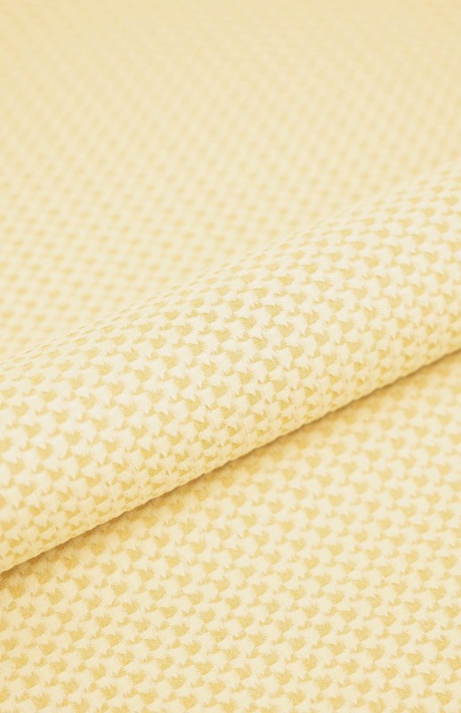 Welurowa nerka to stylowy i praktyczny dodatek na co dzień. Miękki, przyjemny w dotyku materiał, wygodny pasek i pojemna komora sprawiają, że idealnie sprawdzi się w miejskich stylizacjach. Modna, lekka i funkcjonalna – must-have każdego sezonu.