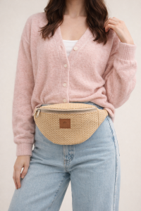 Welurowa nerka to stylowy i praktyczny dodatek na co dzień. Miękki, przyjemny w dotyku materiał, wygodny pasek i pojemna komora sprawiają, że idealnie sprawdzi się w miejskich stylizacjach. Modna, lekka i funkcjonalna – must-have każdego sezonu.